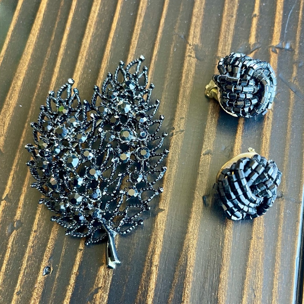 VINTAGE BROOCH AND EARRING SET